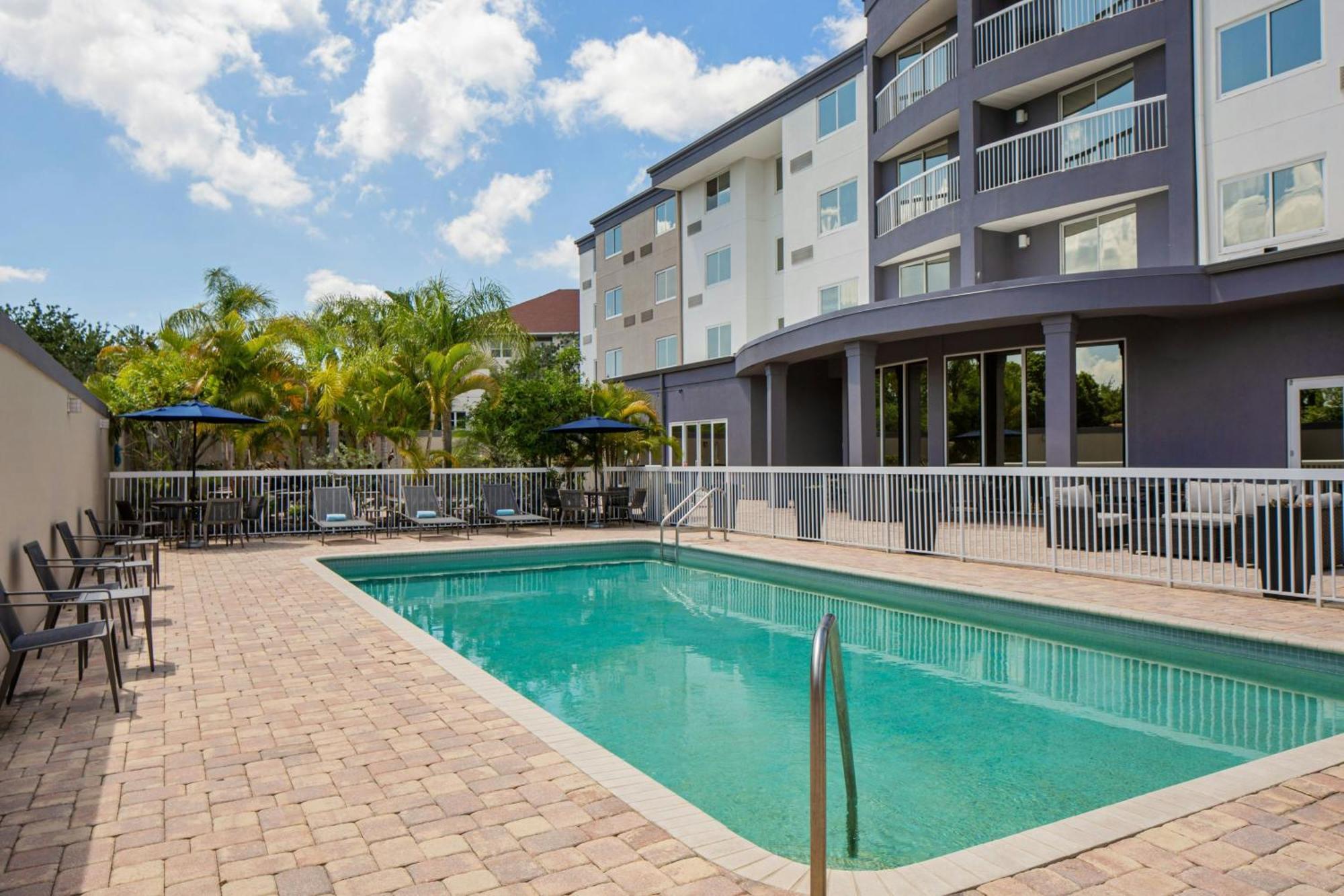 Отель Courtyard Tampa Олдсмар Экстерьер фото